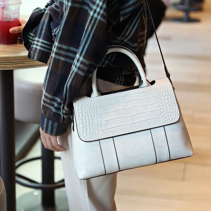 Women's Simple Versatile Large Capacity Elegant Genuine Handbags