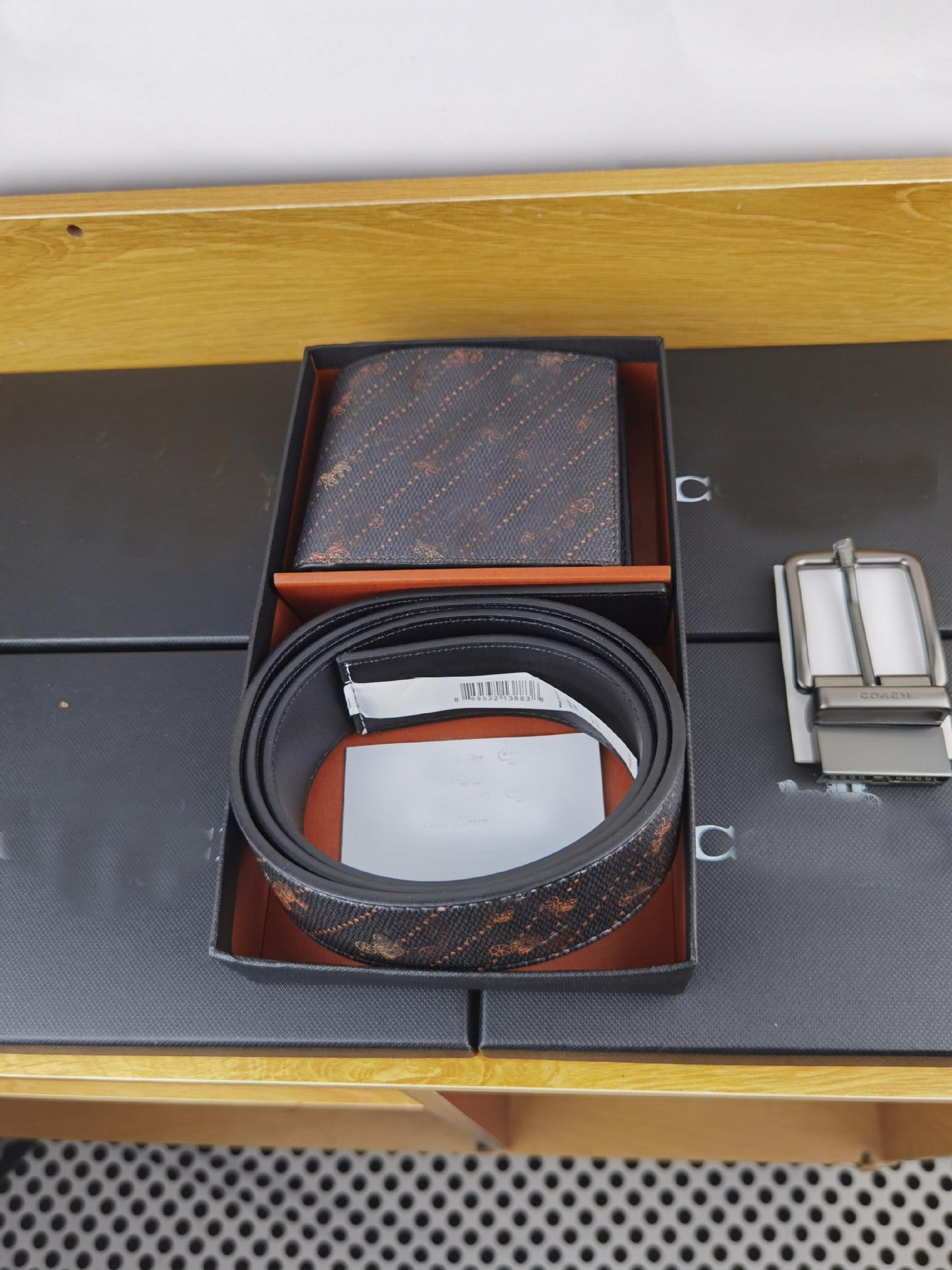 Men's Printed Short Pin With Full Set Of Men's Wallets