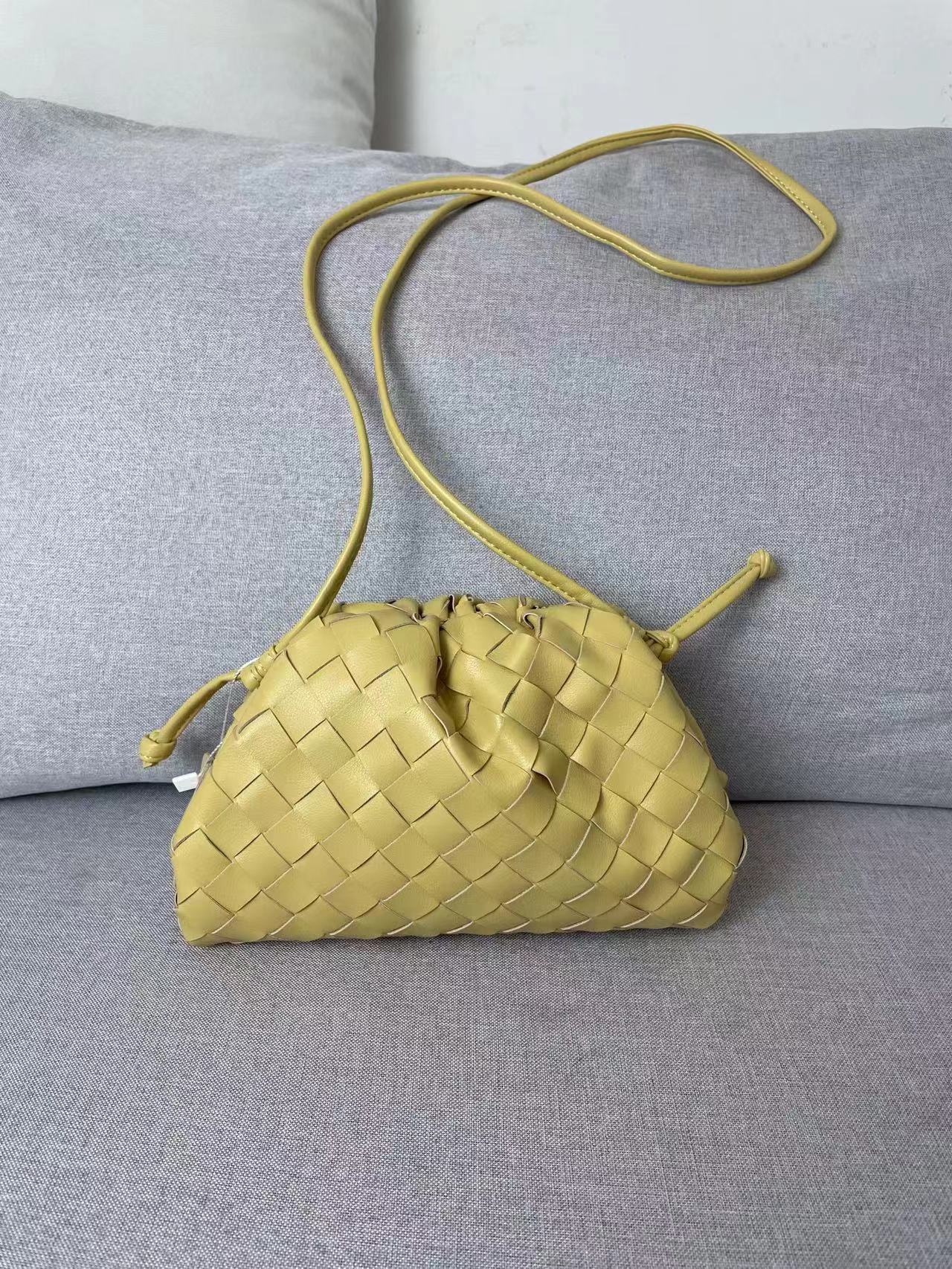 Women's Authentic Leather Weave Pleated Cloud Soft Cow Single Crossbody Bags