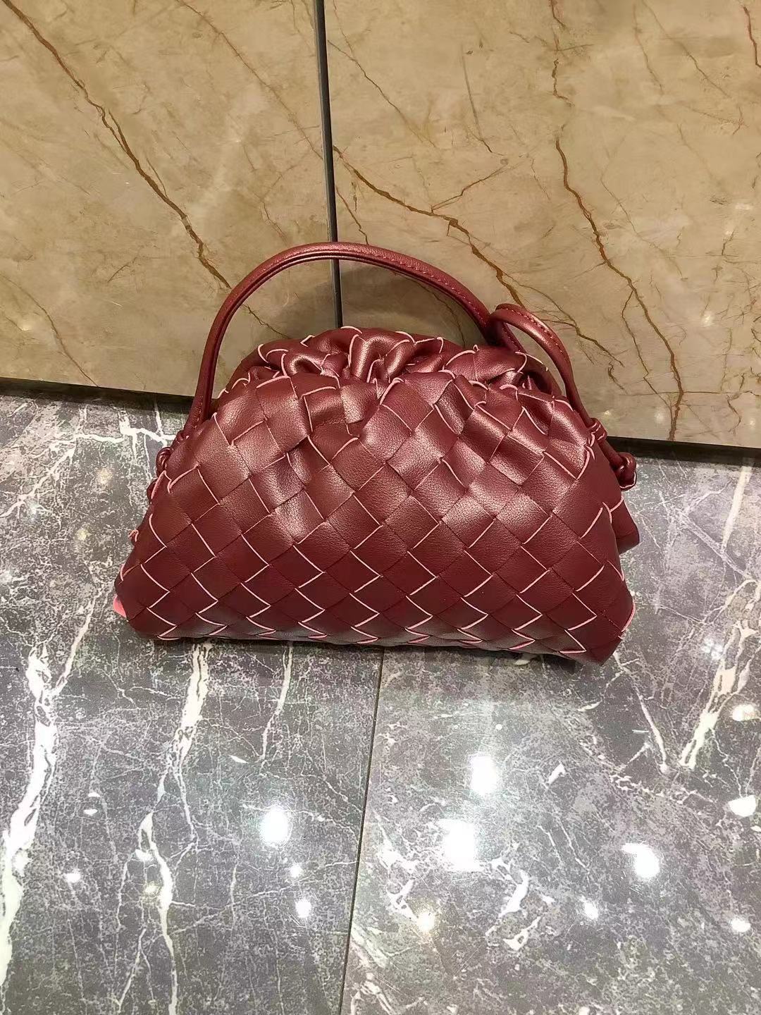 Women's Authentic Leather Weave Pleated Cloud Soft Cow Single Crossbody Bags