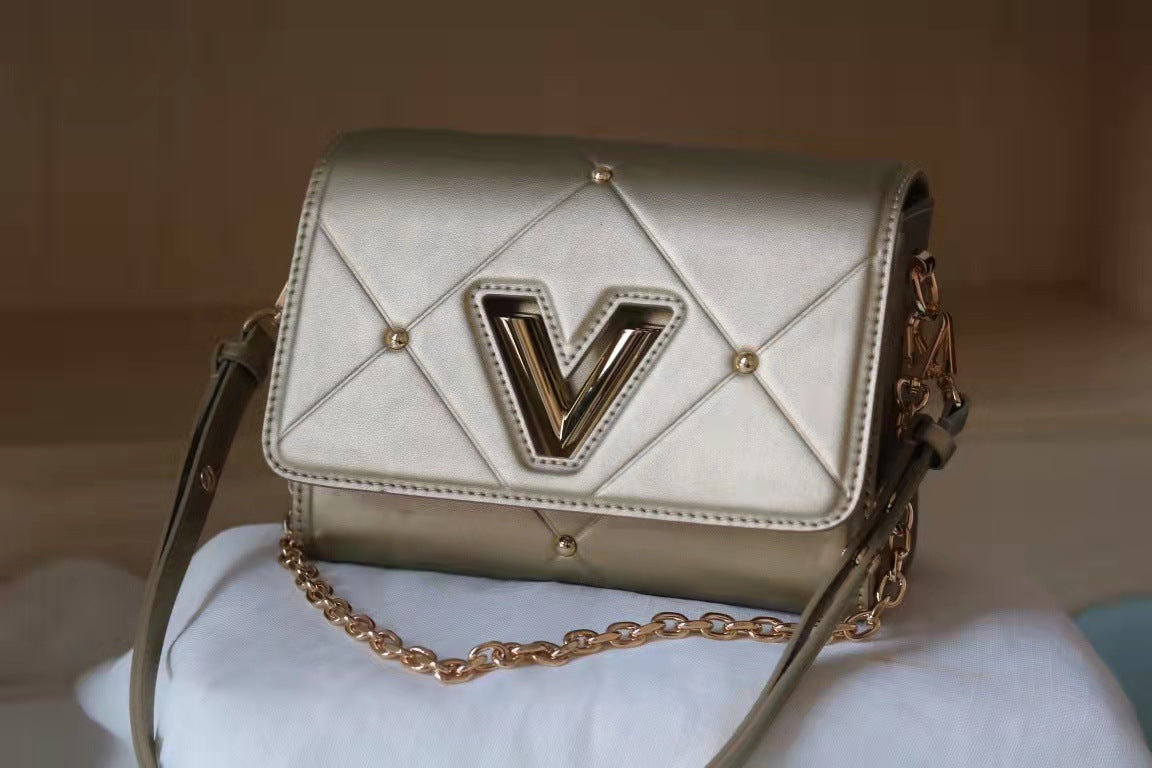 Wholesale V Water Ripple Adjustable Chain Crossbody Bags