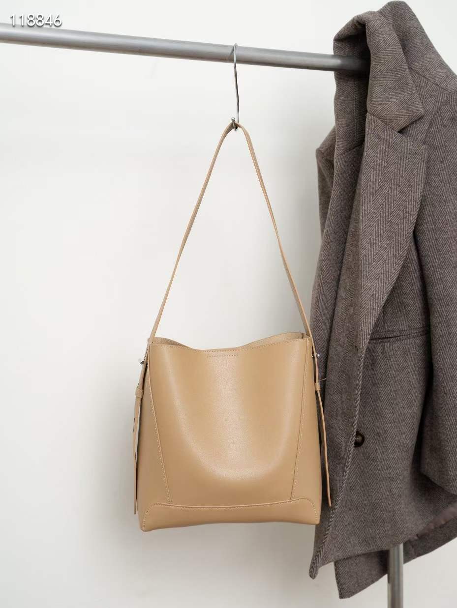 Women's Wind Trendy Cowhide Commuter Large Capacity Shoulder Bags