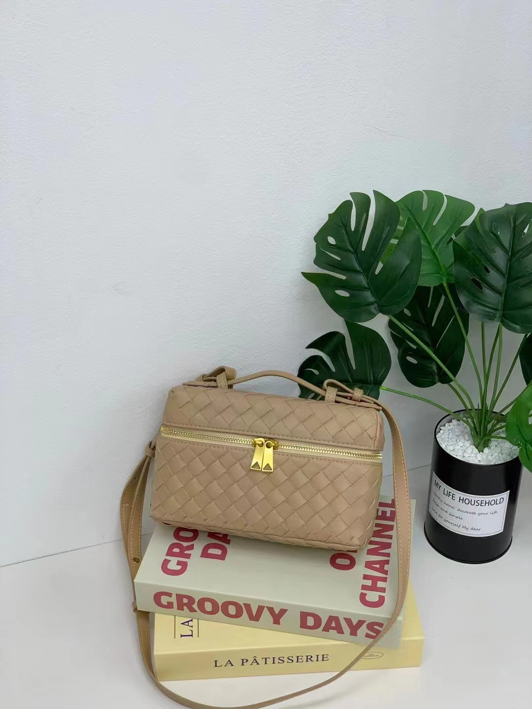 Women's Woven Lunch Box Genuine Leather Hand Bags