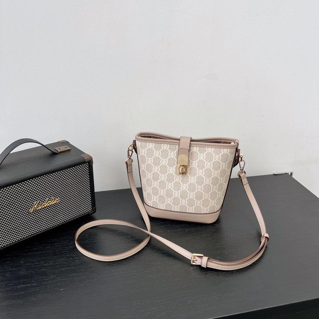 Women's Fashion Series Large Capacity Difference Saddle Shoulder Bags