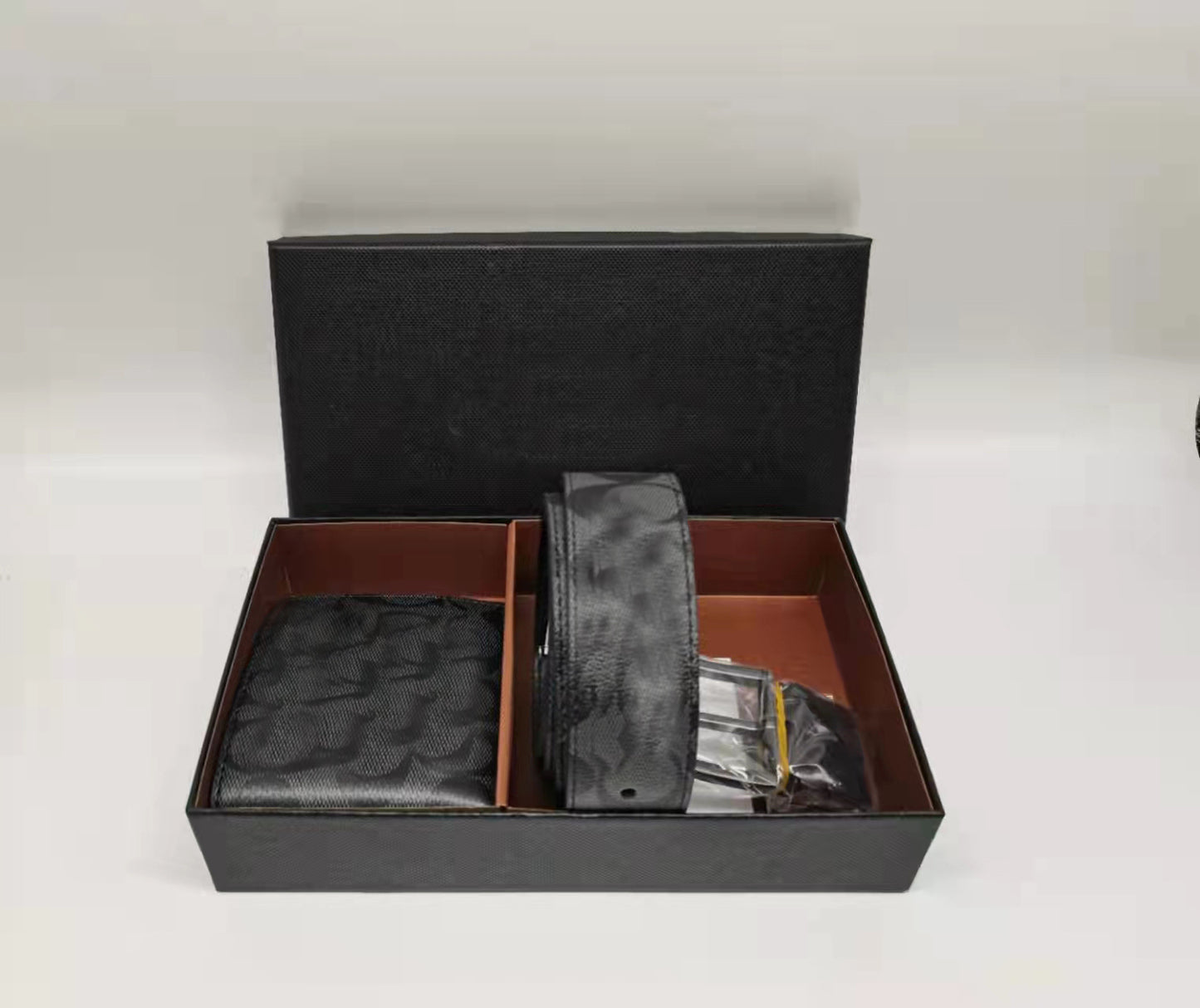 Men's Printed Short Pin With Full Set Of Men's Wallets