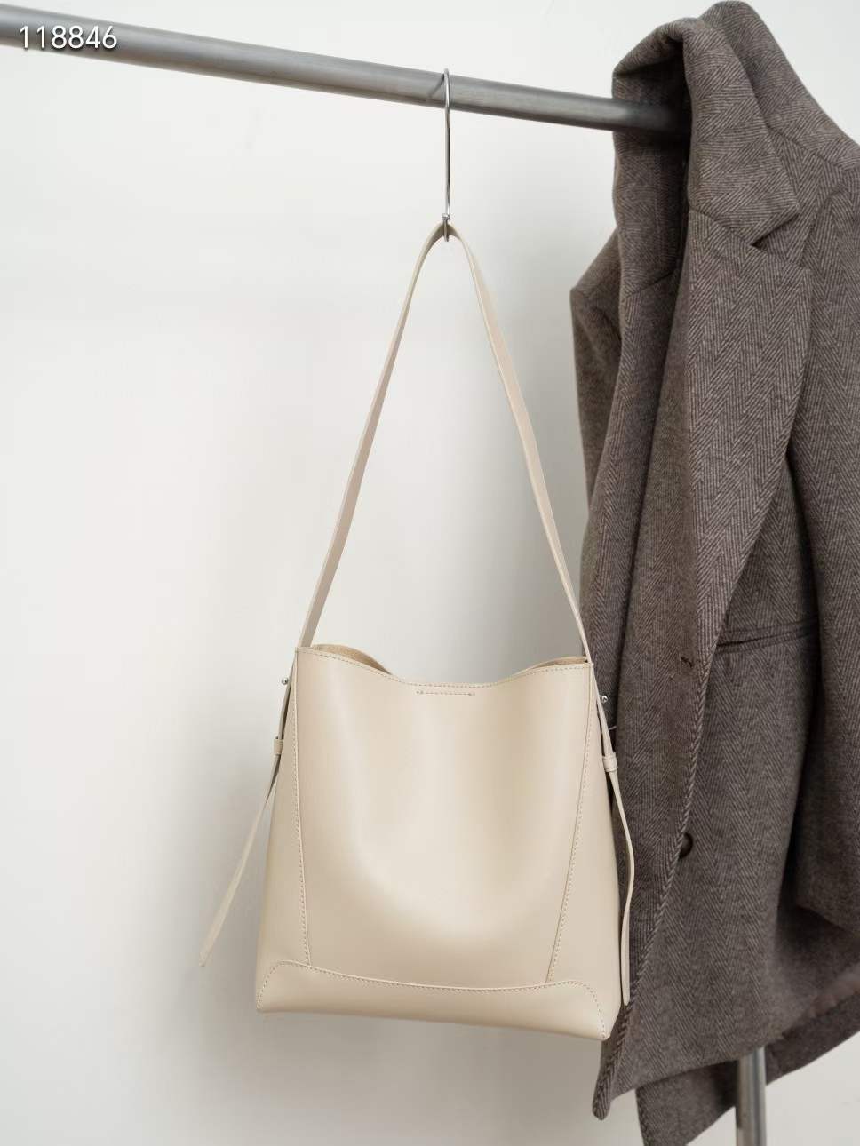 Women's Wind Trendy Cowhide Commuter Large Capacity Shoulder Bags