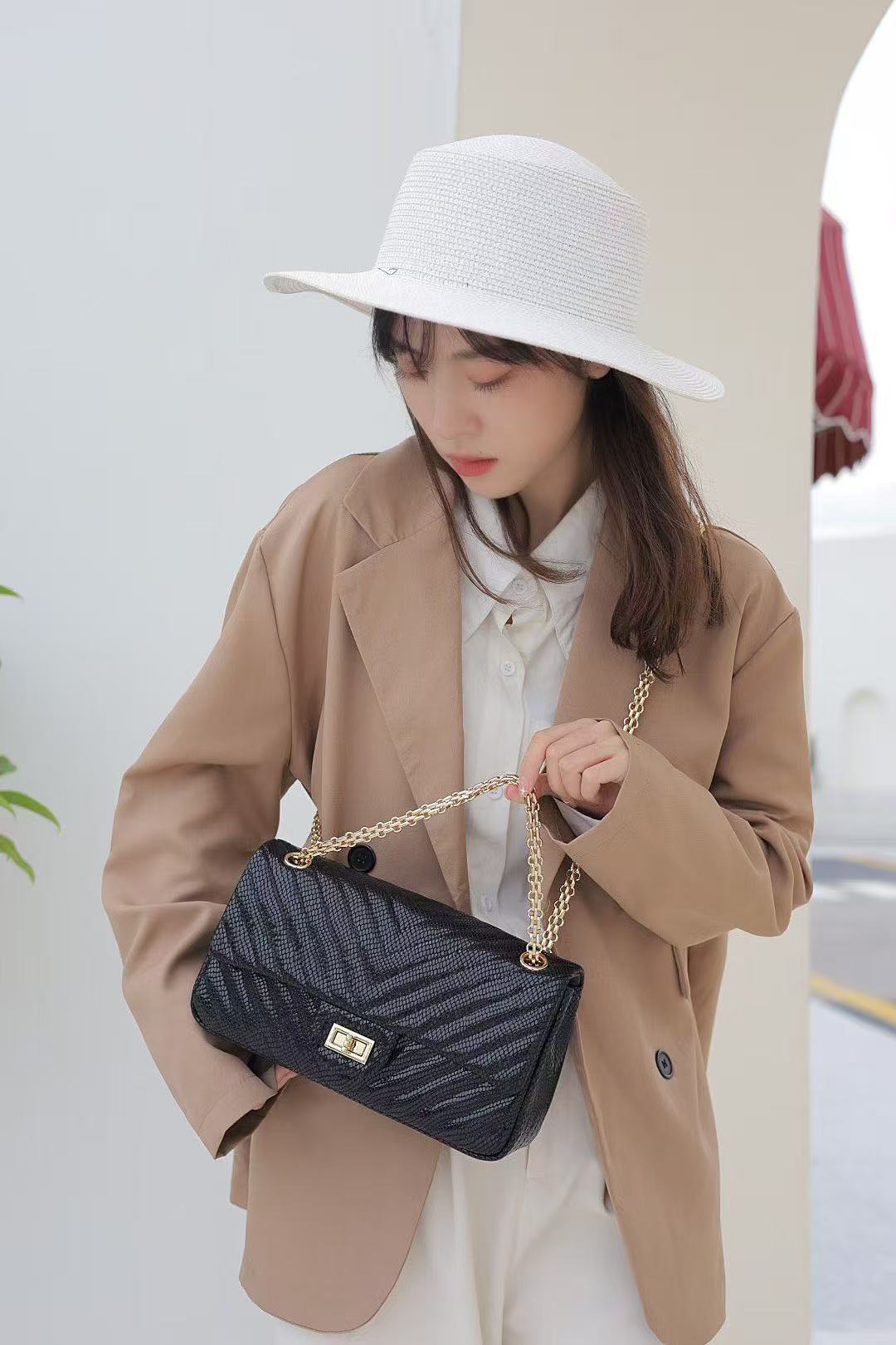 Women's Sheepskin Large Capacity Chain Single Portable Classic Style Bags