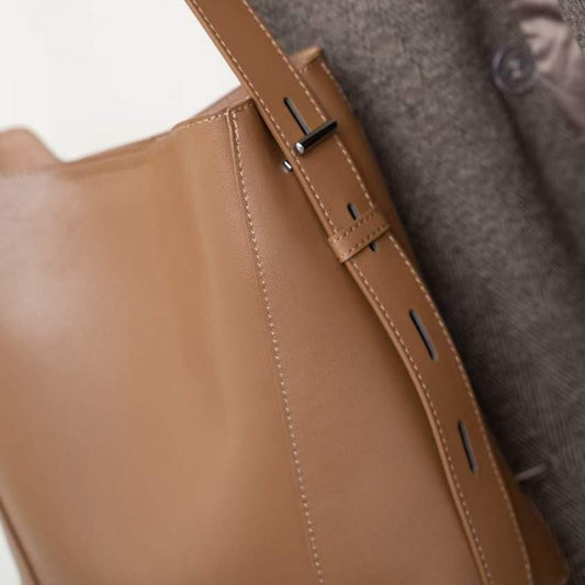 Women's Wind Trendy Cowhide Commuter Large Capacity Shoulder Bags