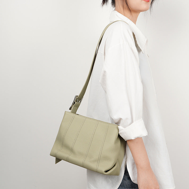 Women's Simple Fashion Commuter Idle Style Texture Shoulder Bags