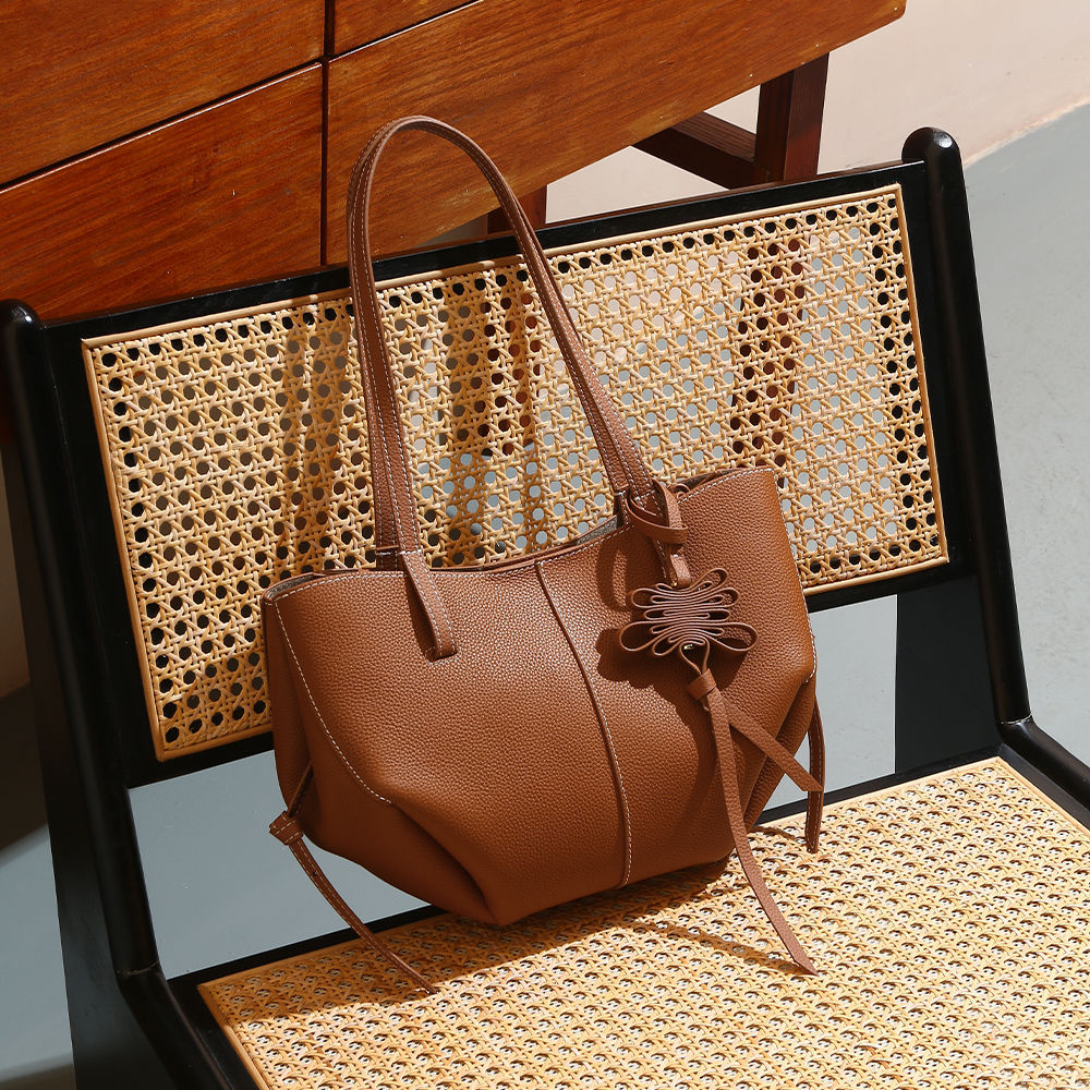 Women's Texture Niche Large Capacity Genuine Commuting Handbags