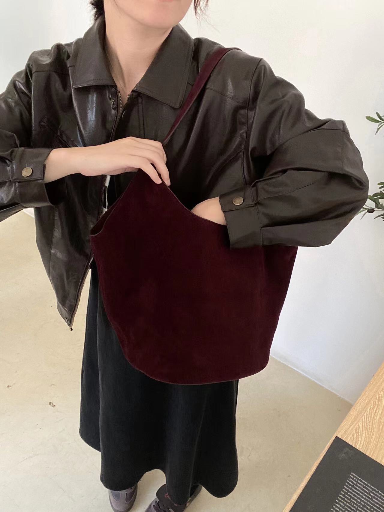 Women's Medium Essential Suede Niche Leather Shoulder Bags