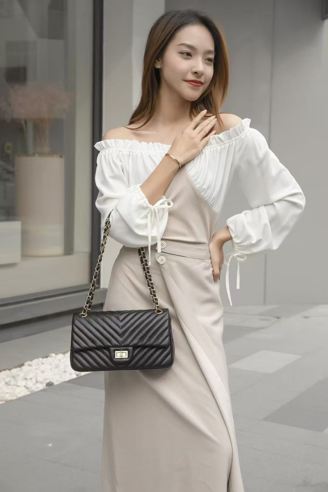 Women's Sheepskin Large Capacity Chain Single Portable Classic Style Bags