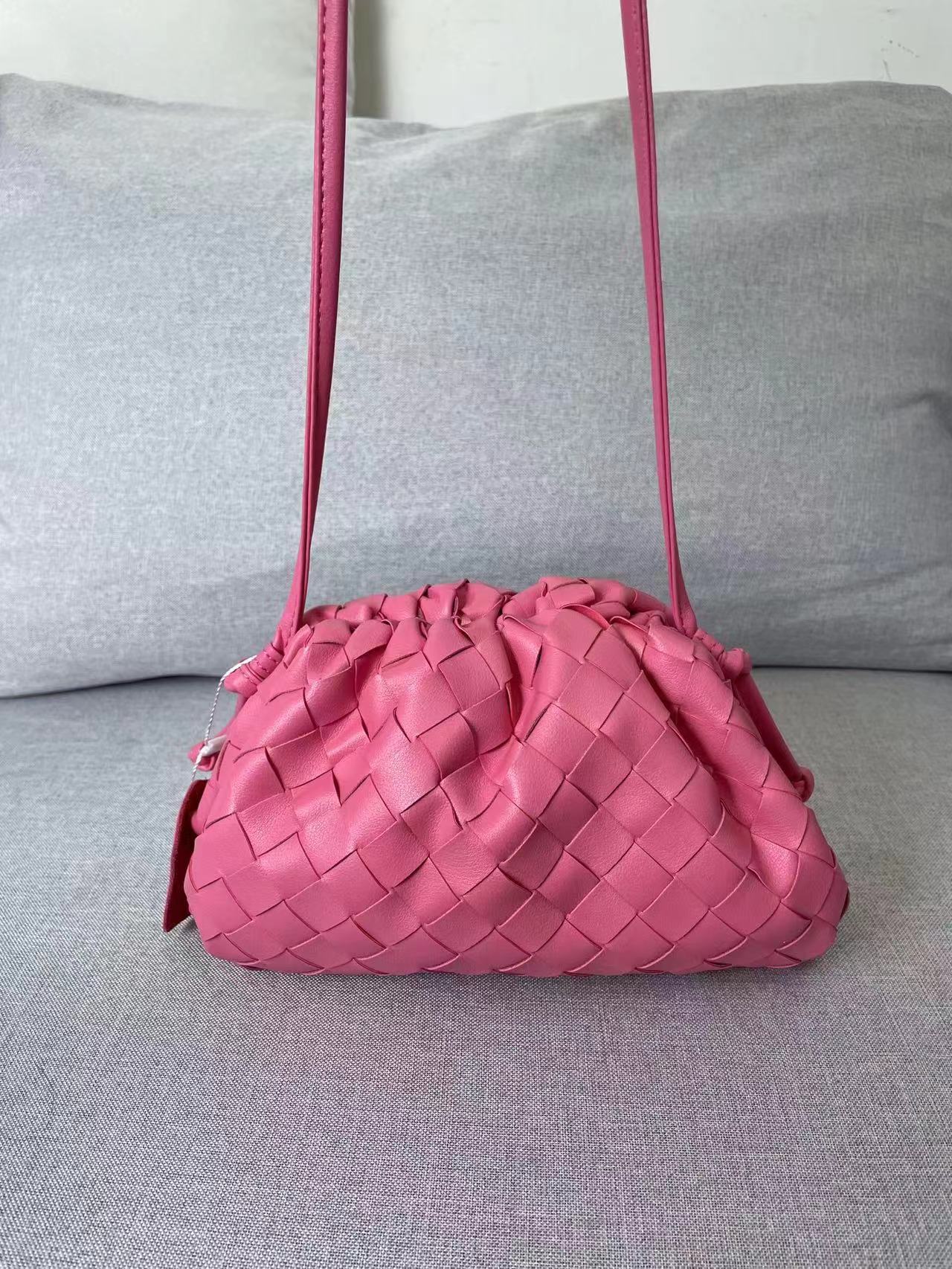 Women's Authentic Leather Weave Pleated Cloud Soft Cow Single Crossbody Bags
