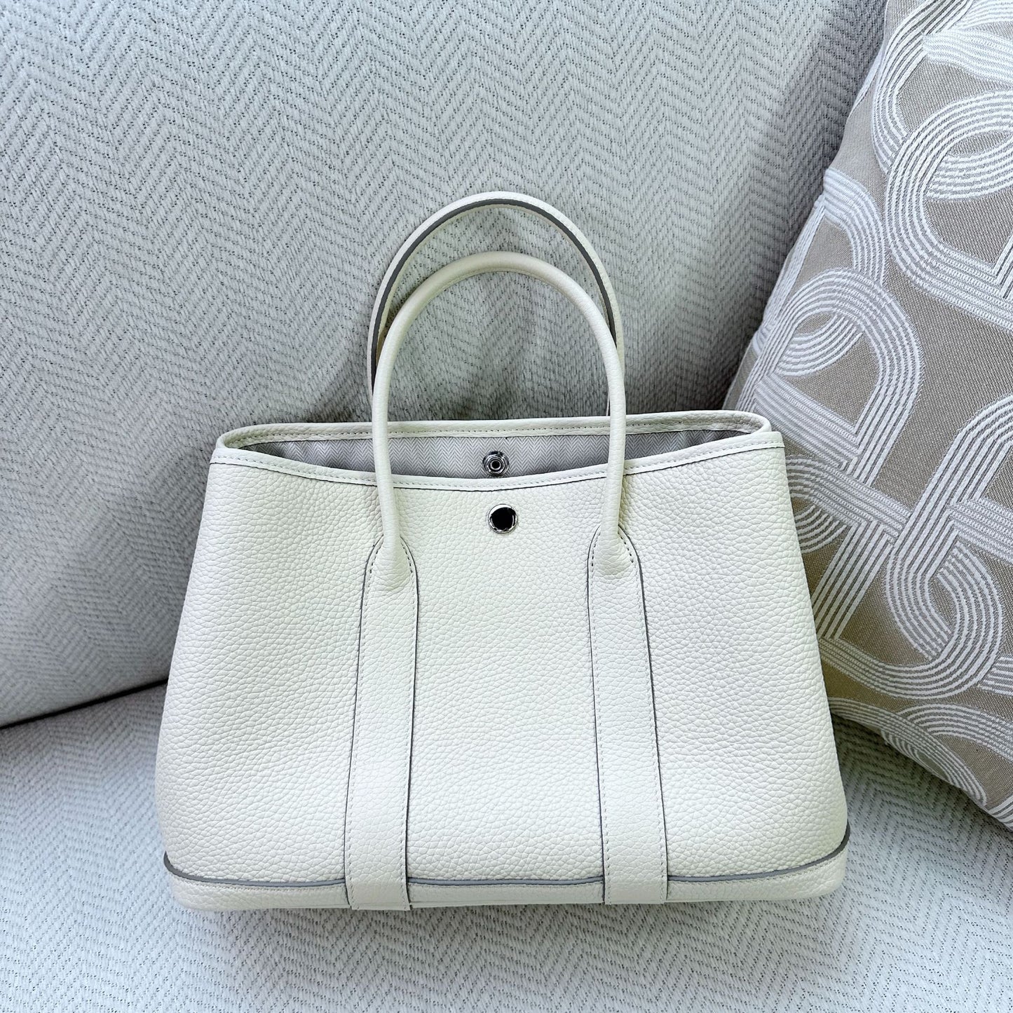 Women's Steel Hardware Cowhide Line Fashion Large Bags