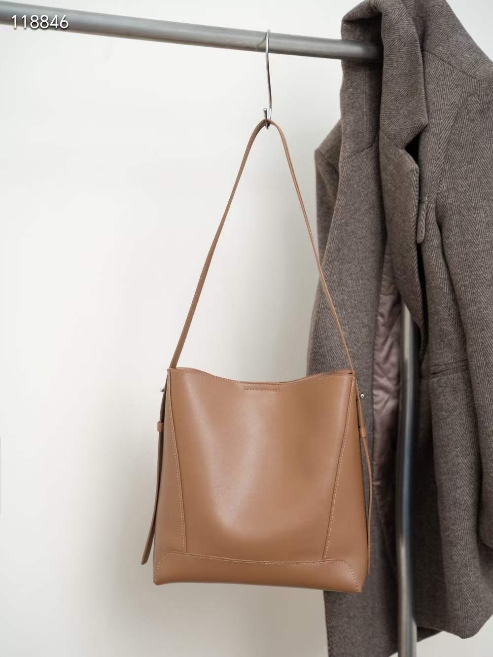 Women's Wind Trendy Cowhide Commuter Large Capacity Shoulder Bags