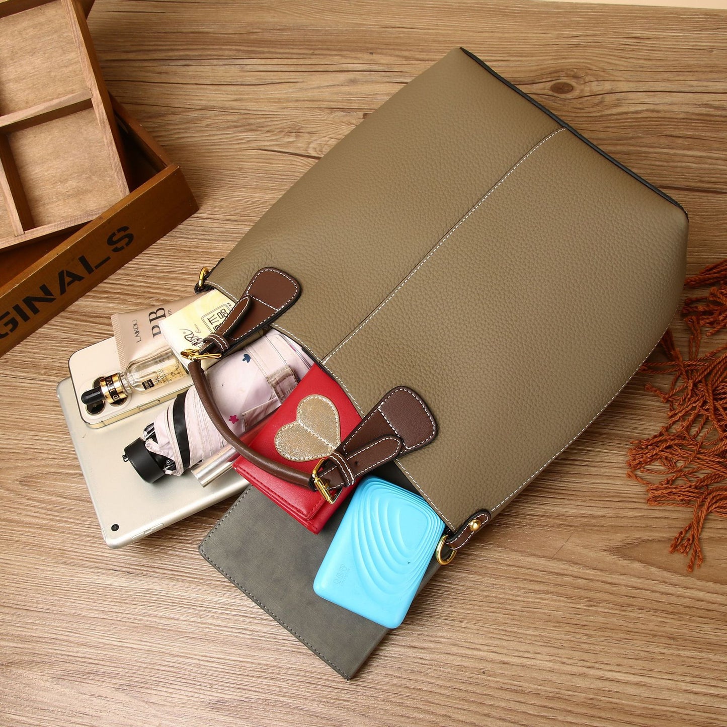 Women's Layer Cowhide Large Capacity Trendy Summer Commuter Bags