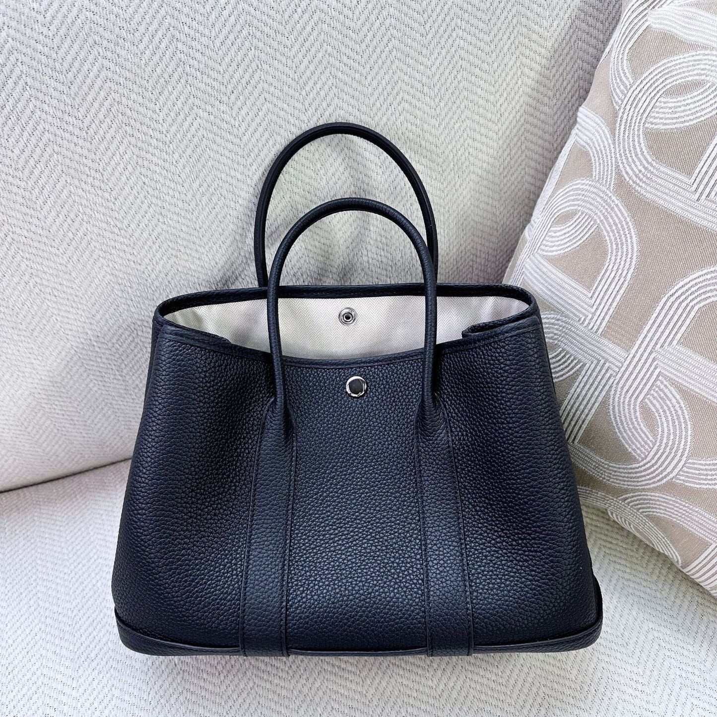 Women's Steel Hardware Cowhide Line Fashion Large Bags