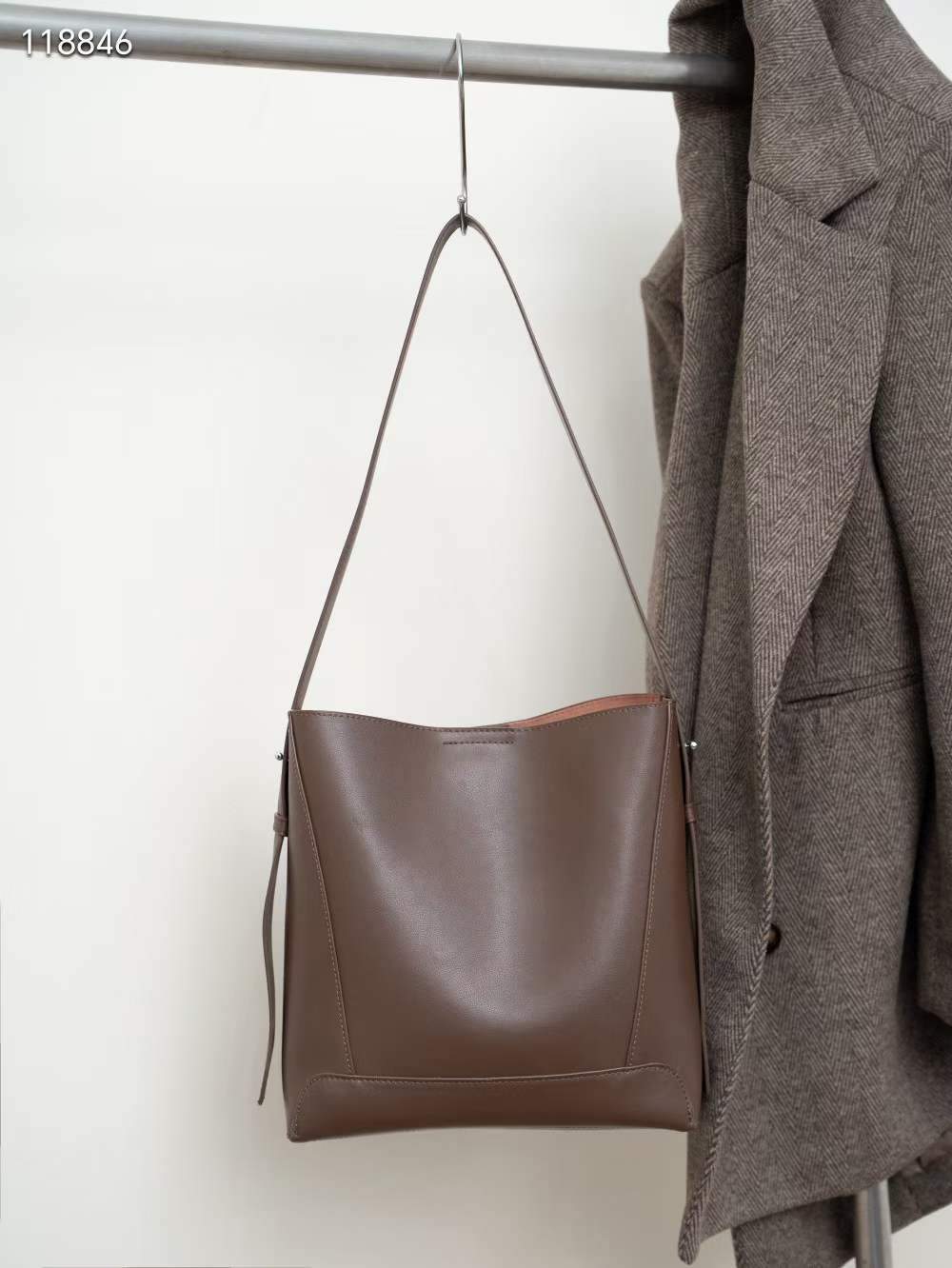 Women's Wind Trendy Cowhide Commuter Large Capacity Shoulder Bags