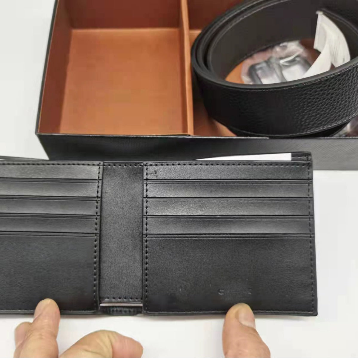 Men's Printed Short Pin With Full Set Of Men's Wallets