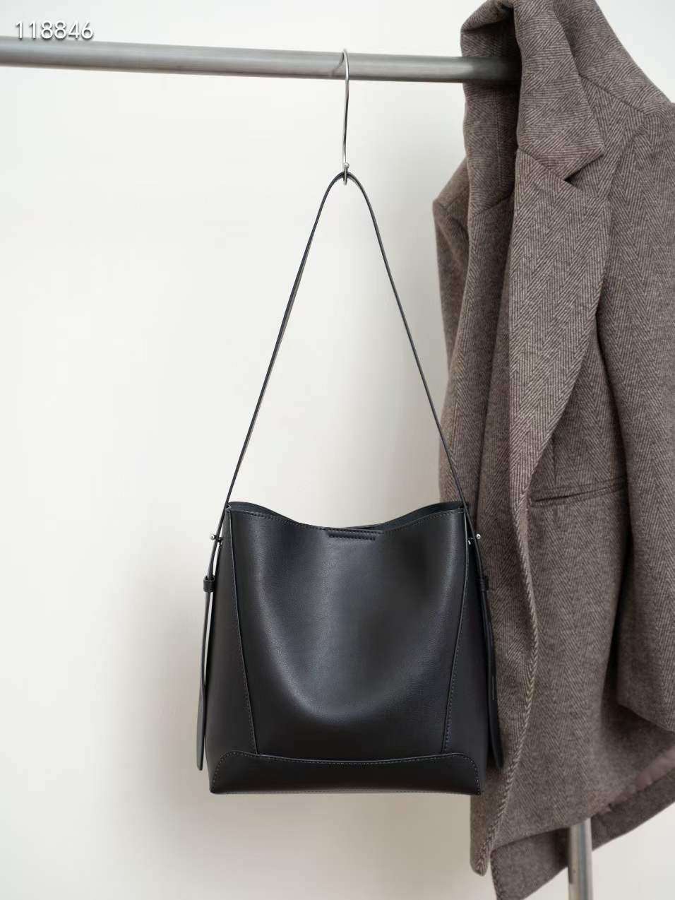 Women's Wind Trendy Cowhide Commuter Large Capacity Shoulder Bags