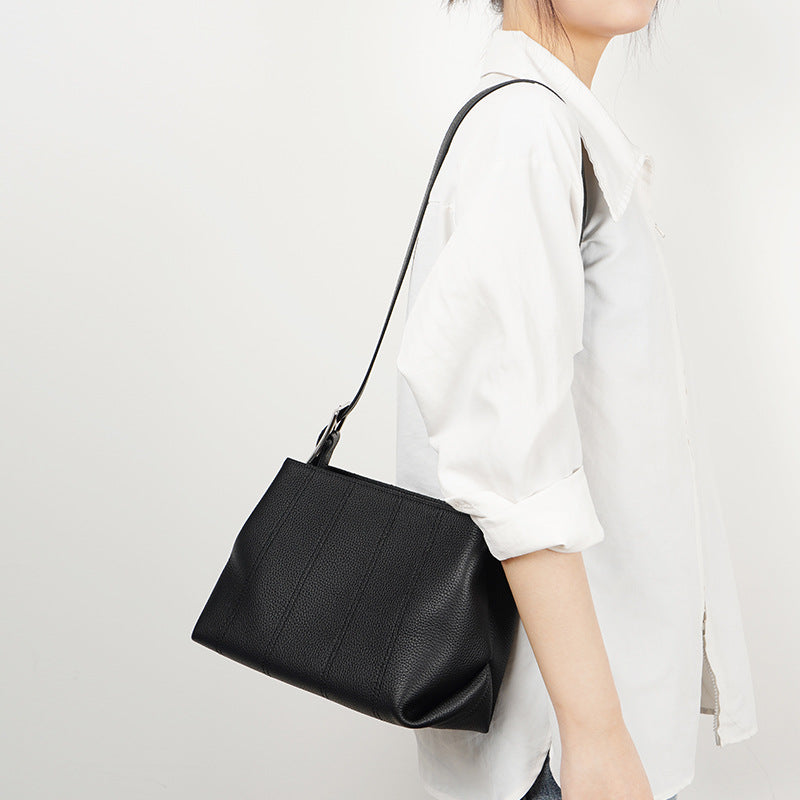 Women's Simple Fashion Commuter Idle Style Texture Shoulder Bags
