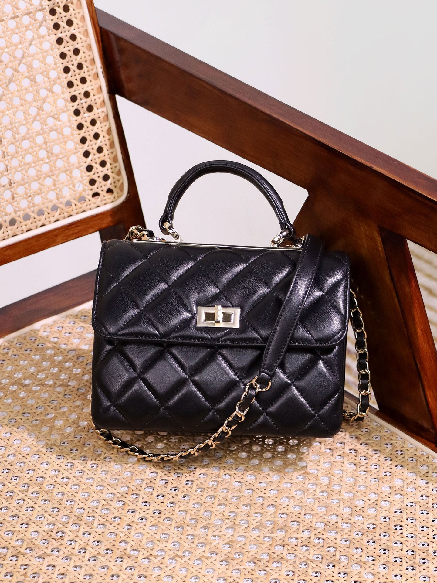 Genuine Leather Classic Style Sandwich Diamond Crossbody Bags