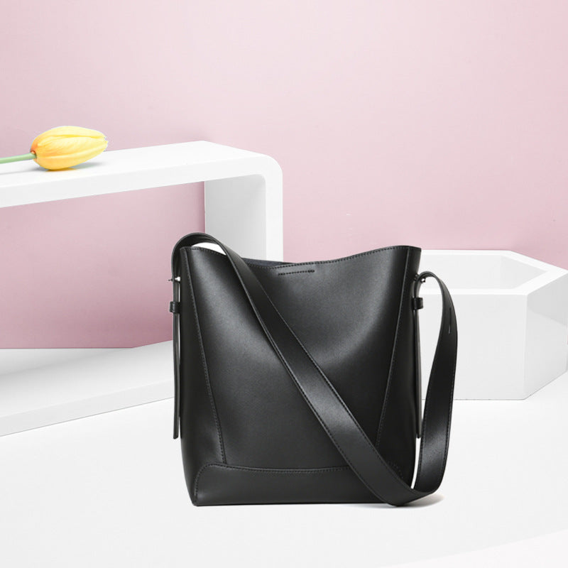 Women's Stylish Simple Versatile Commuter Large Capacity Shoulder Bags