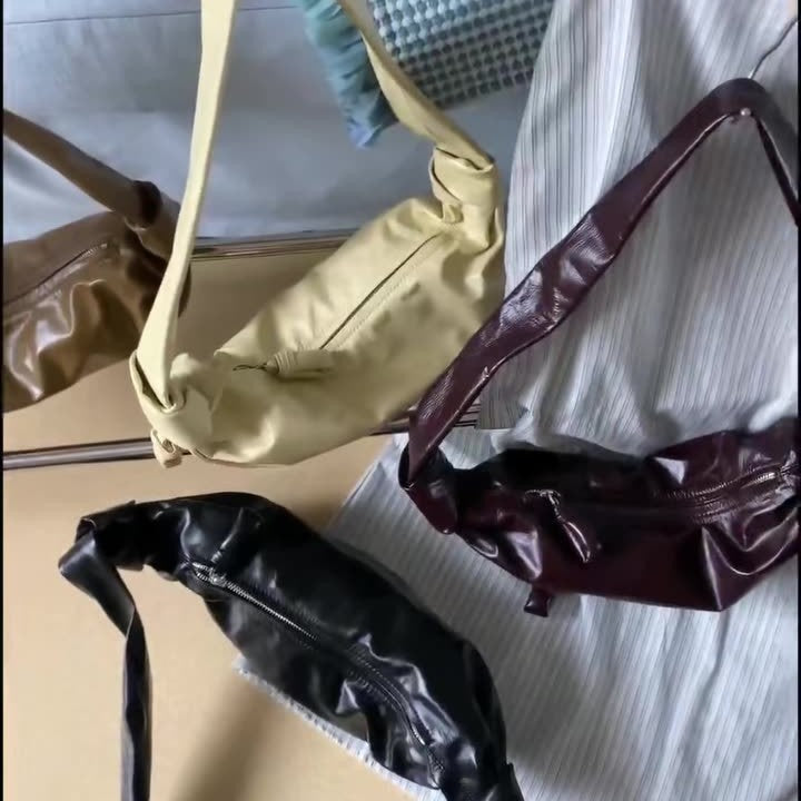 Women's Croissant Commute Design Oil Wax Bags