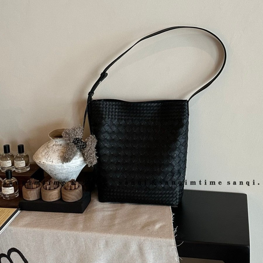 Women's Leather Design Simple Woven Big Magnetic Shoulder Bags
