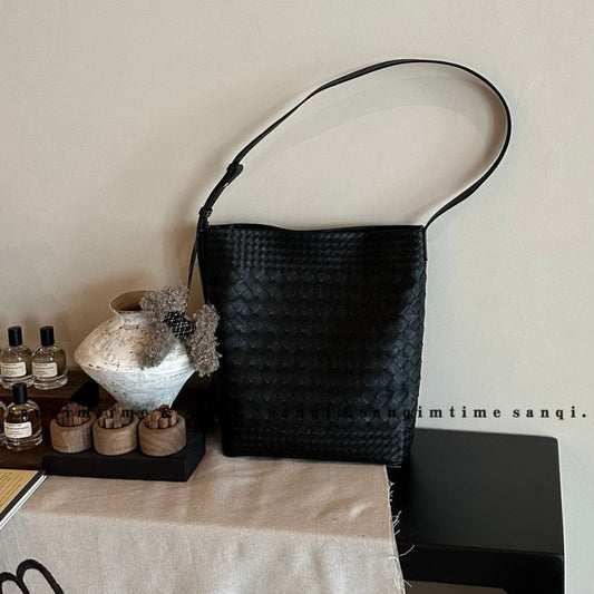 Women's Leather Design Simple Woven Big Magnetic Shoulder Bags
