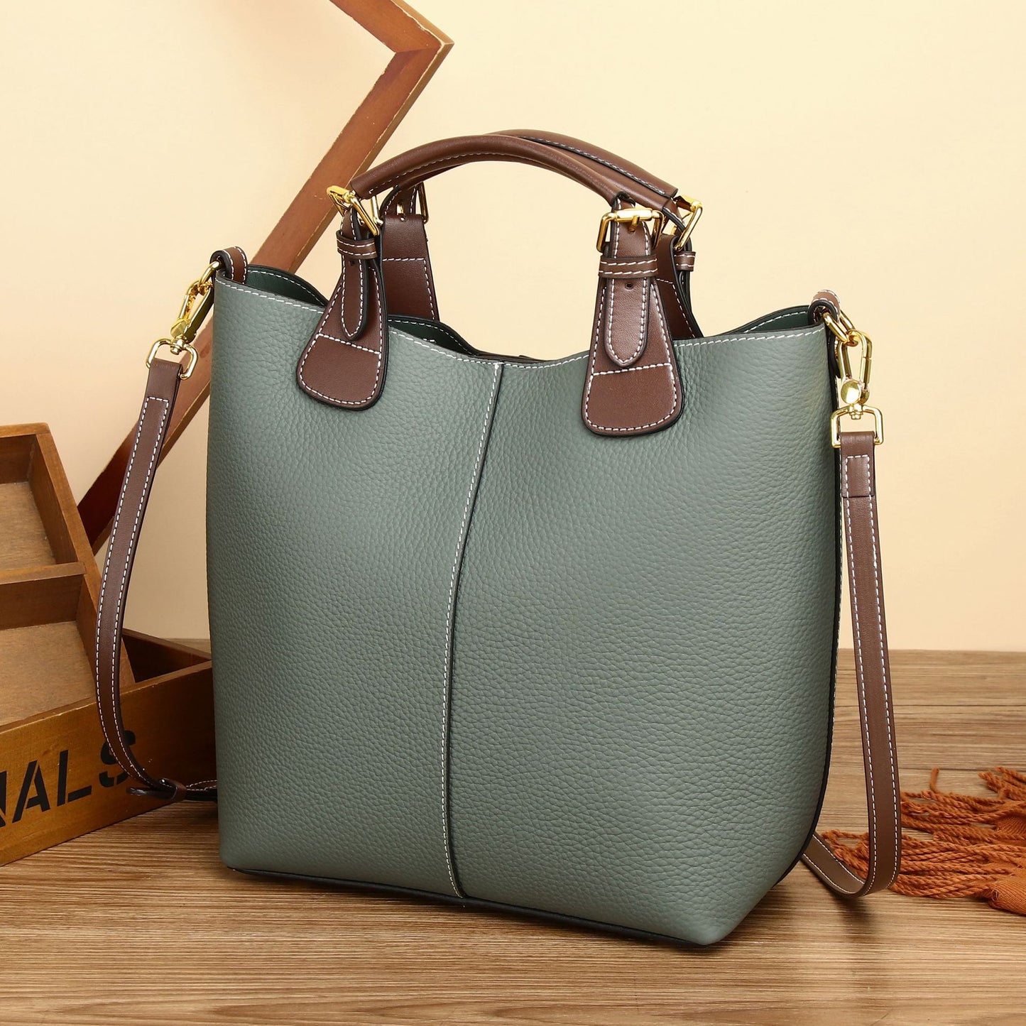 Women's Layer Cowhide Large Capacity Trendy Summer Commuter Bags