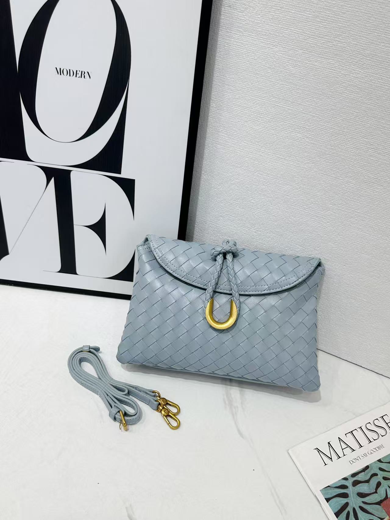 Hand Holding Dinner Flap Envelope Tide Handbags