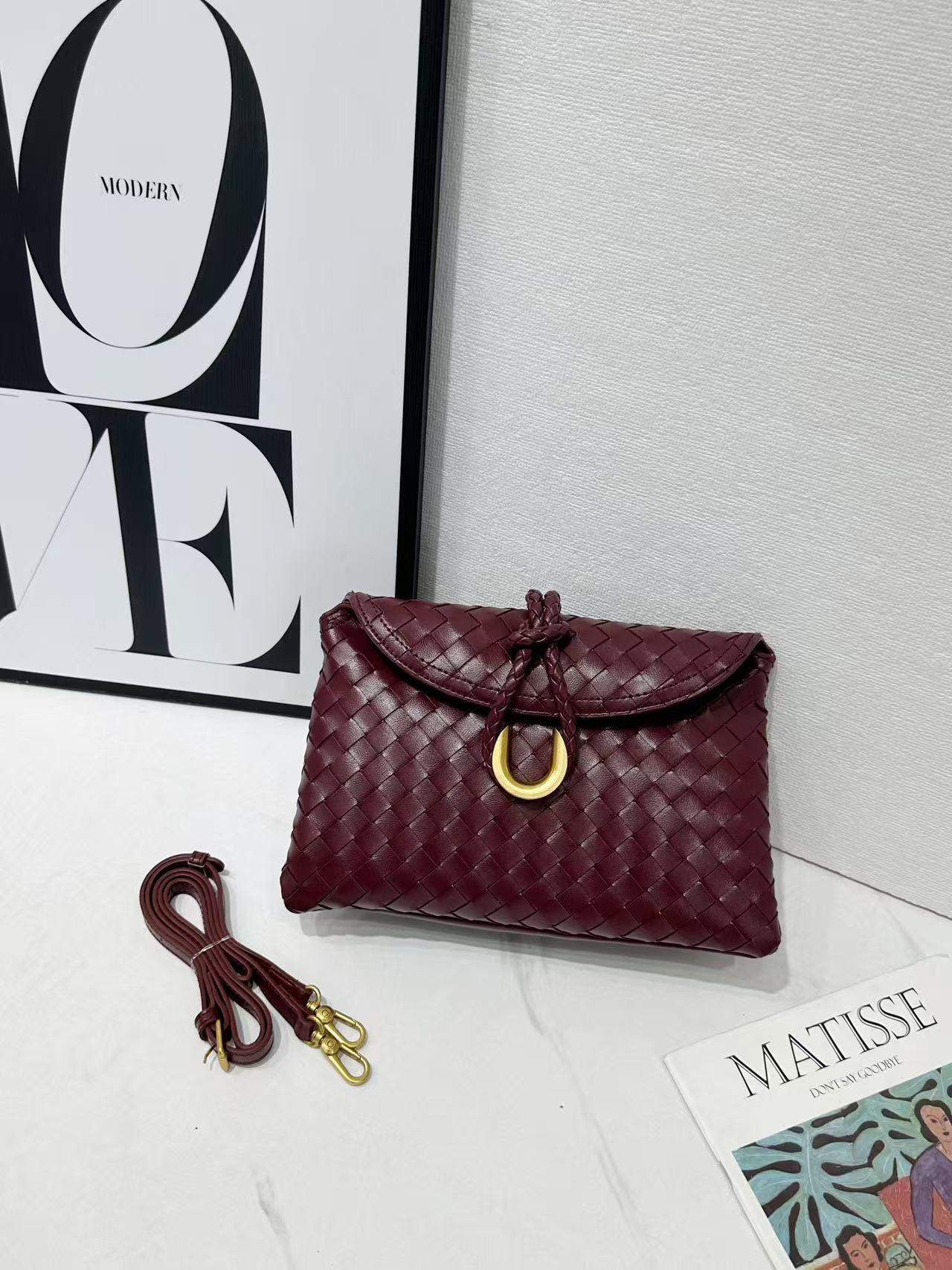 Hand Holding Dinner Flap Envelope Tide Handbags