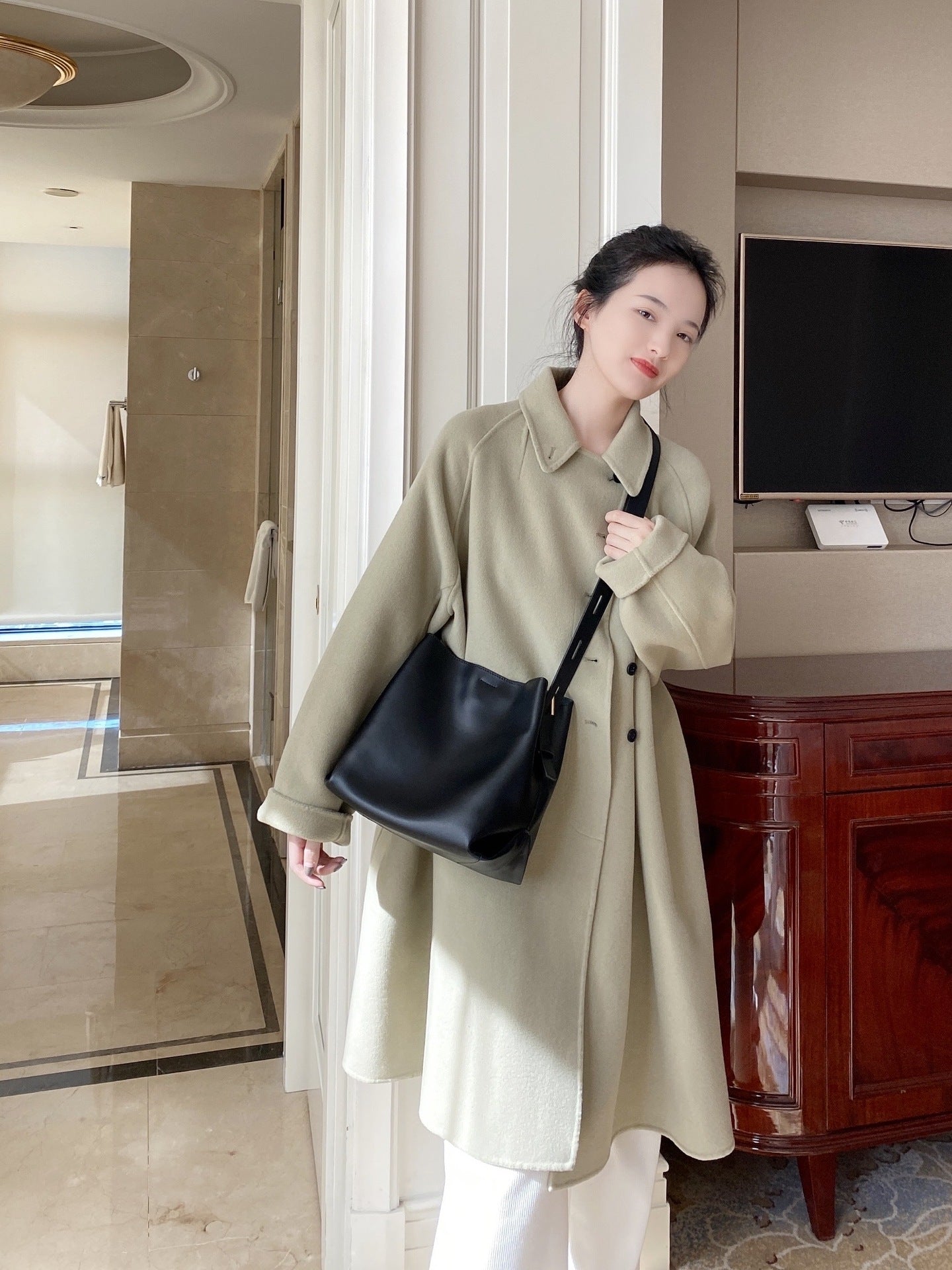Women's Elegant Design Cowhide Commuter Textured Bags