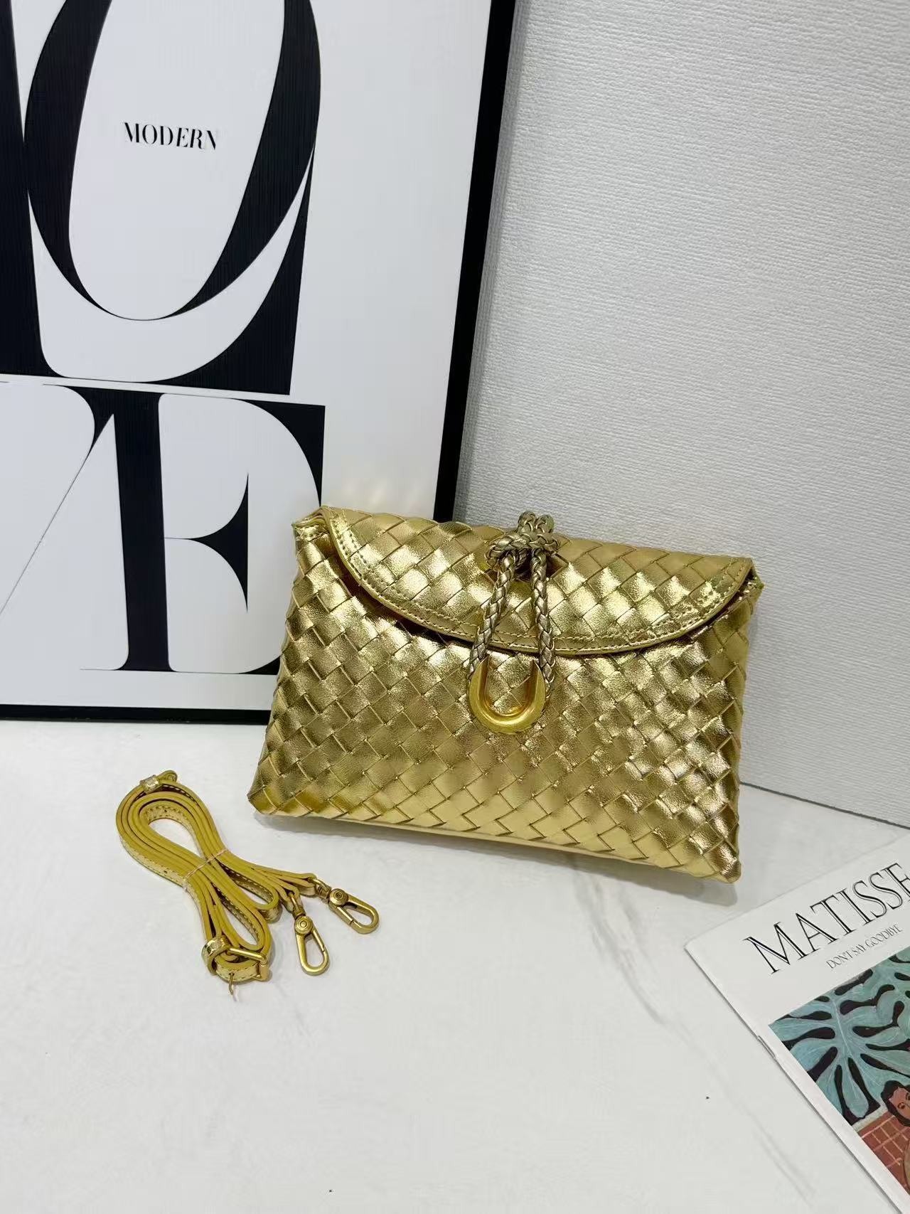 Hand Holding Dinner Flap Envelope Tide Handbags