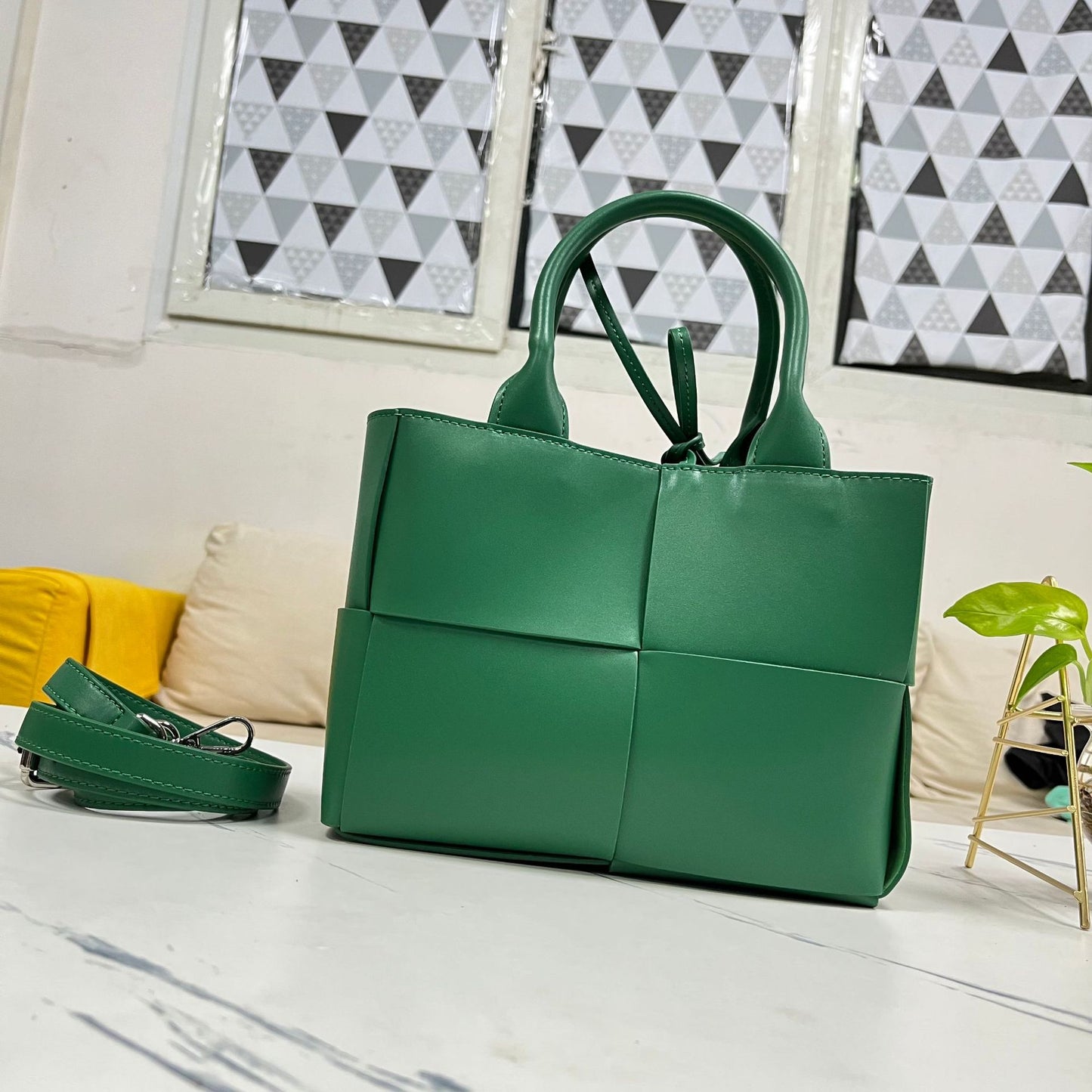 Women's Leather Hand-woven Simple Large Capacity Light Handbags