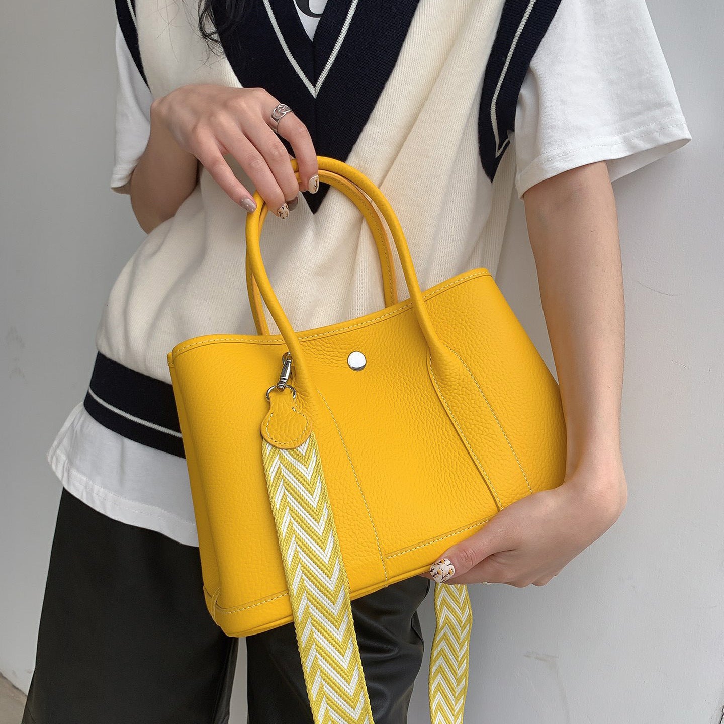 Women's First Layer Cowhide Source Large Capacity Handbags