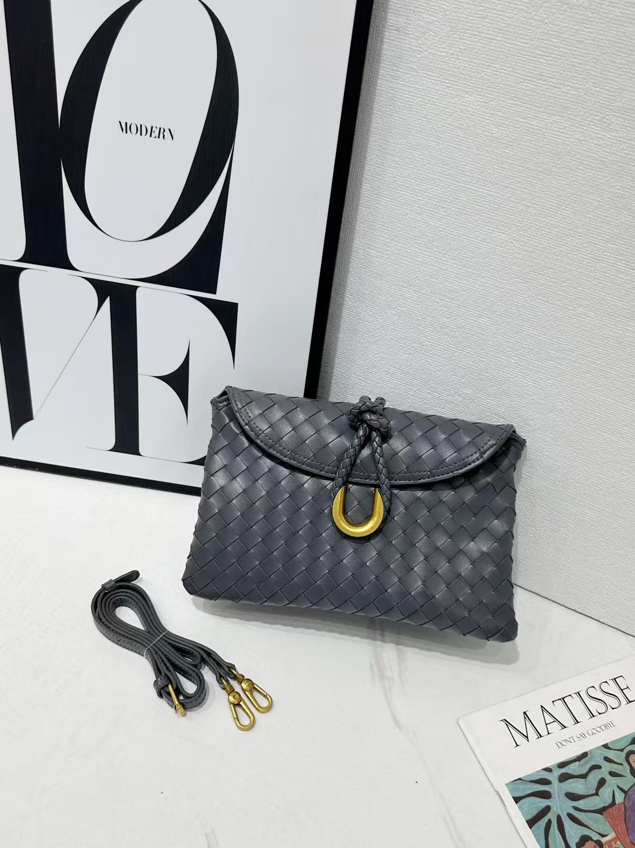 Hand Holding Dinner Flap Envelope Tide Handbags