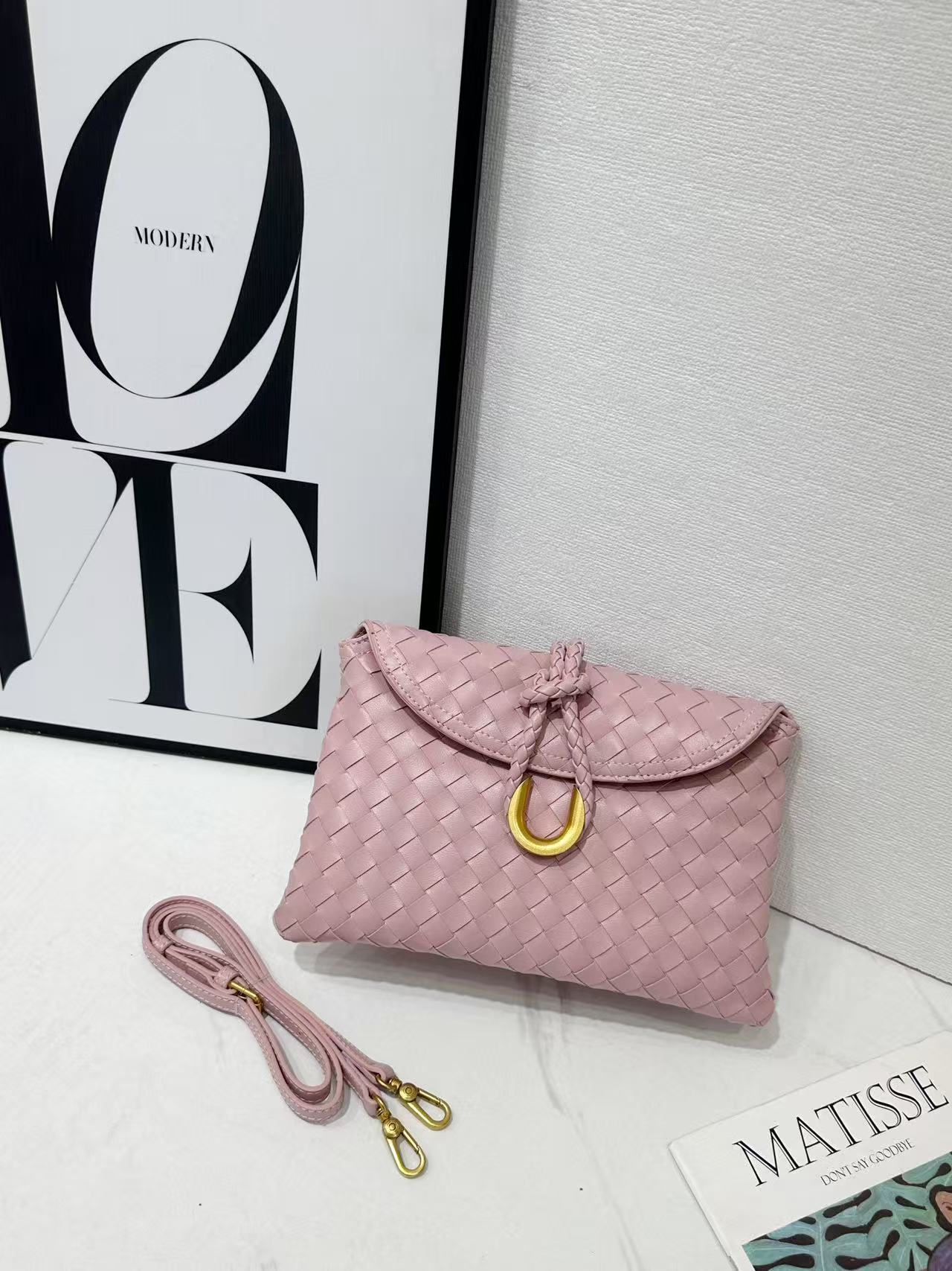 Hand Holding Dinner Flap Envelope Tide Handbags