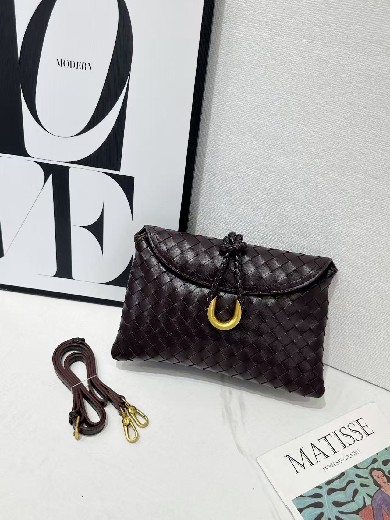 Hand Holding Dinner Flap Envelope Tide Handbags