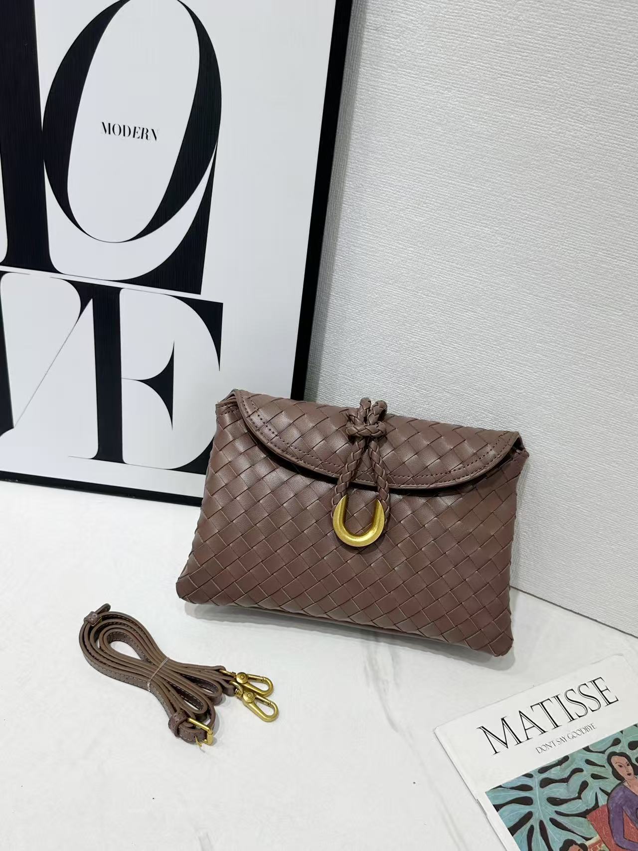 Hand Holding Dinner Flap Envelope Tide Handbags