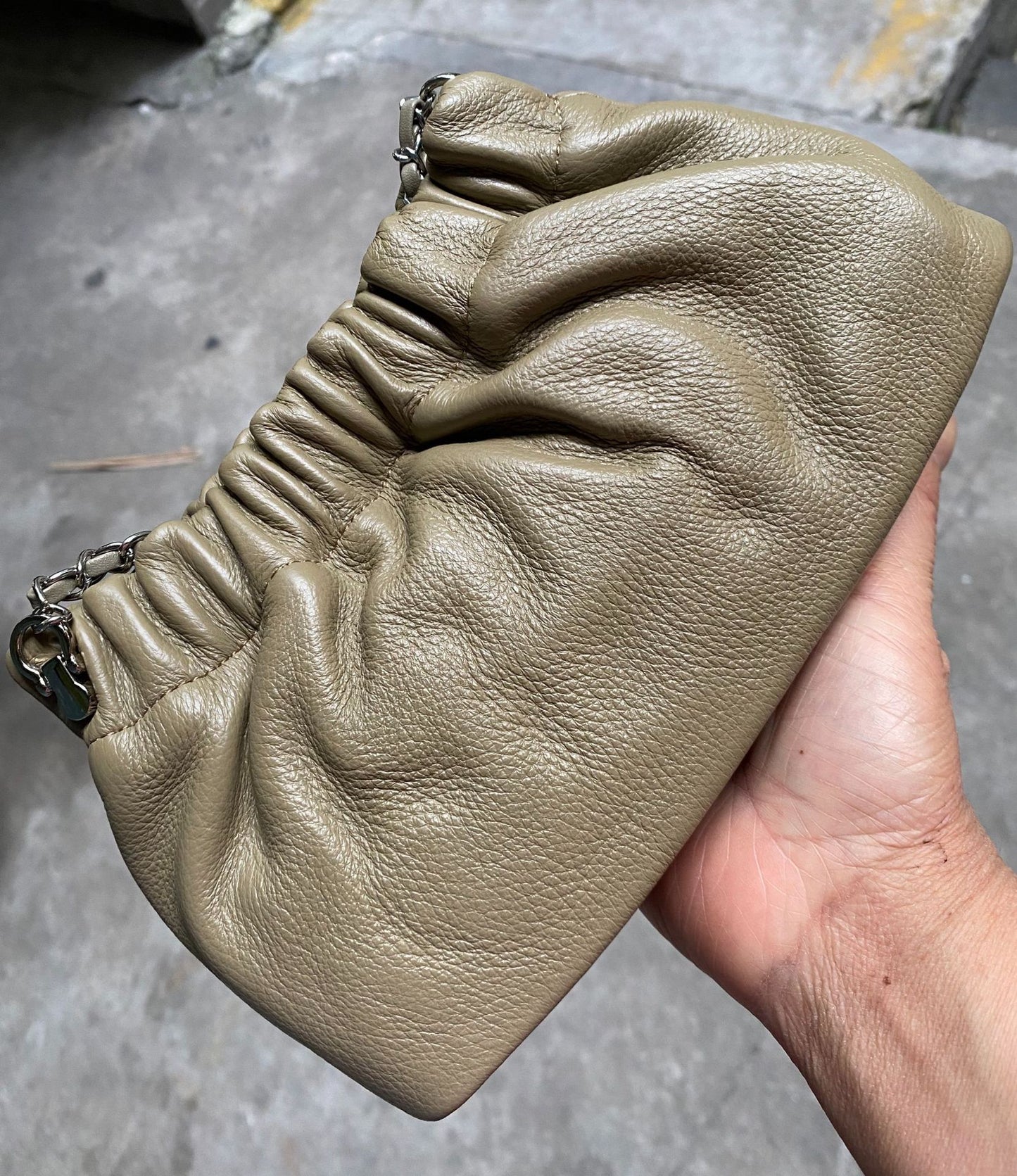 Women's Simple Magnetic Snap Dumplings Chain Golden Ball Crossbody Bags