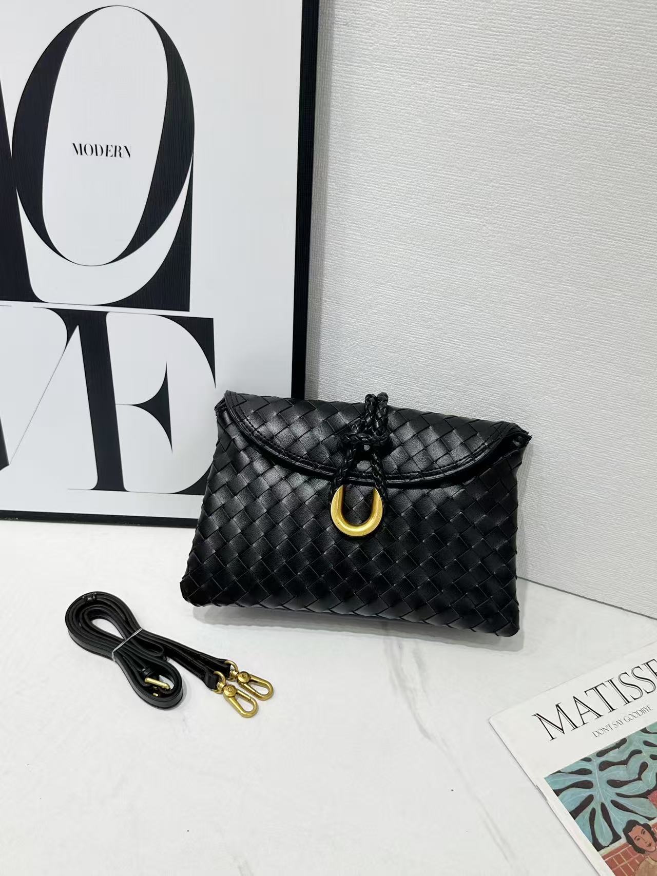 Hand Holding Dinner Flap Envelope Tide Handbags