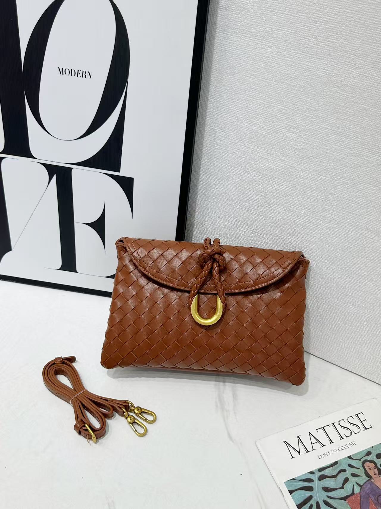 Hand Holding Dinner Flap Envelope Tide Handbags