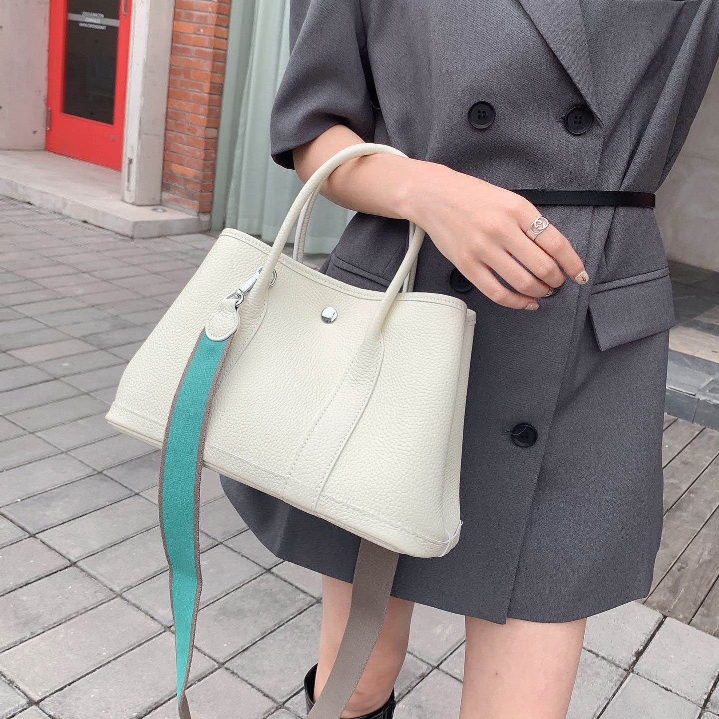 Women's First Layer Cowhide Source Large Capacity Handbags