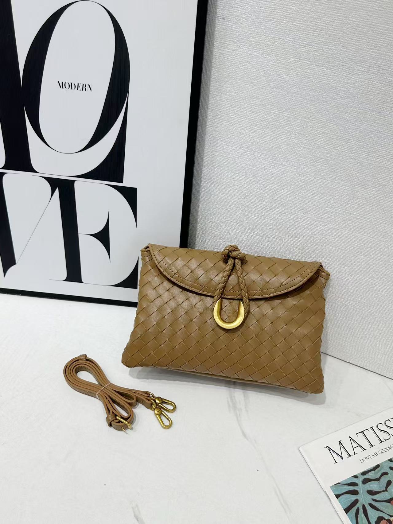 Hand Holding Dinner Flap Envelope Tide Handbags