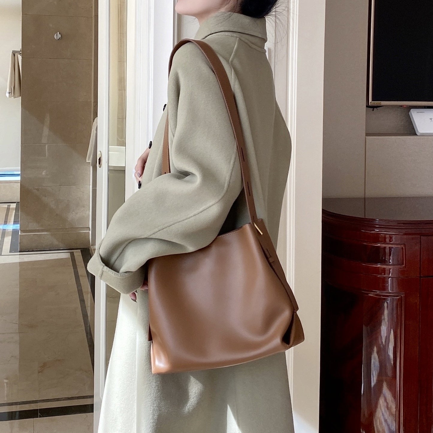 Women's Elegant Design Cowhide Commuter Textured Bags