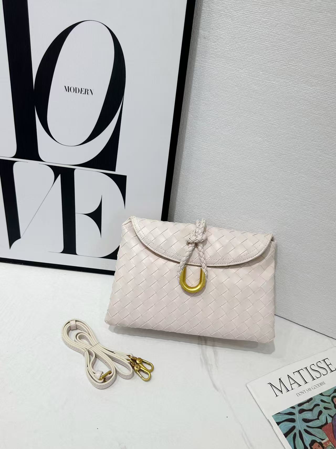 Hand Holding Dinner Flap Envelope Tide Handbags