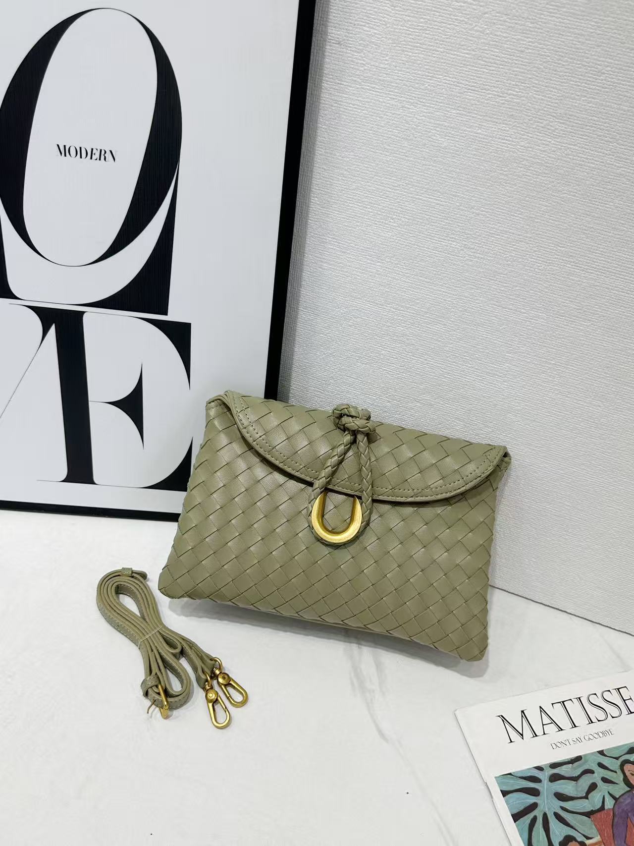 Hand Holding Dinner Flap Envelope Tide Handbags