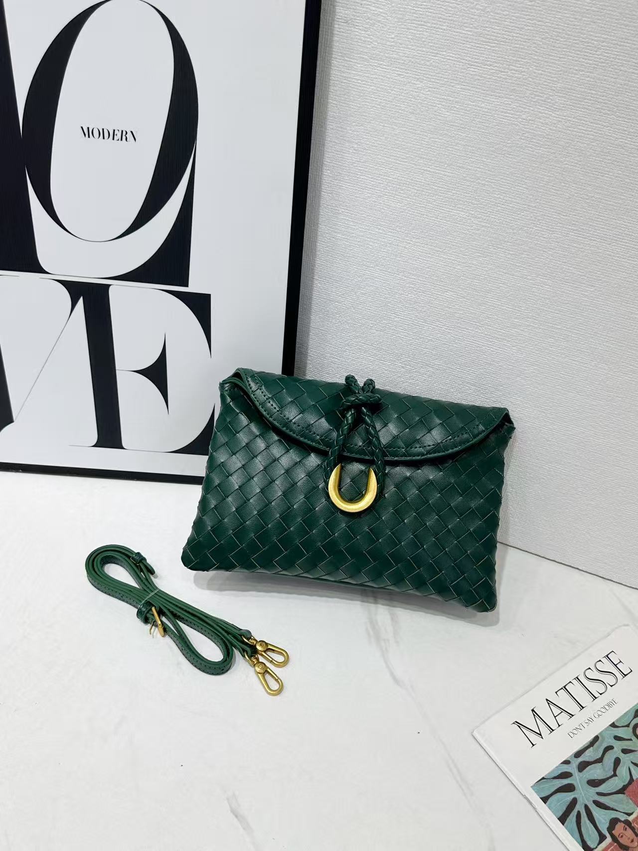 Hand Holding Dinner Flap Envelope Tide Handbags